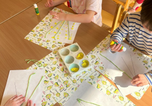 dzieci przyklejają bibułę