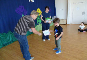 dzieci odbierają nagrody