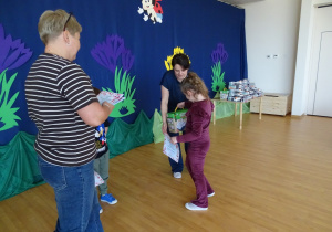 dzieci odbierają nagrody