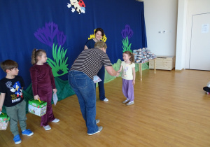 dzieci odbierają nagrody