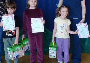 dzieci odbierają nagrody