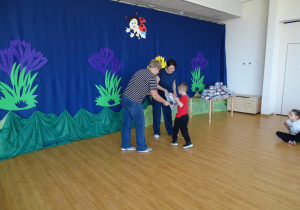 dzieci odbierają nagrody