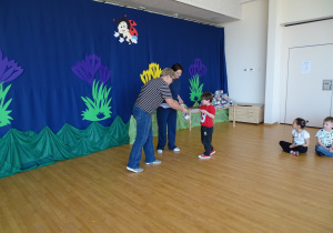 dzieci odbierają nagrody