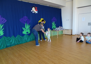 dzieci odbierają nagrody