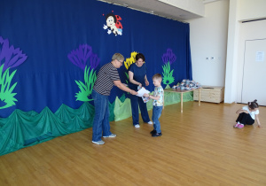 dzieci odbierają nagrody