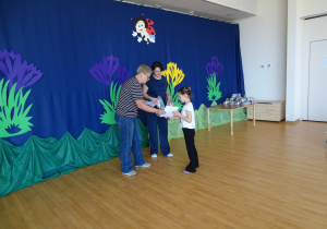 dzieci odbierają nagrody