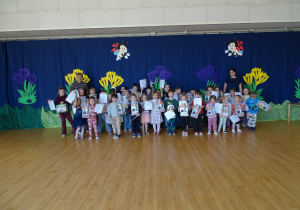 dzieci odbierają nagrody