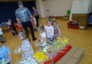 dzieci wybierają ozdoby