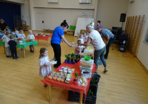 dzieci wybierają ozdoby