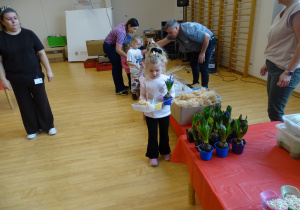 dzieci wybierają ozdoby