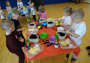 dzieci wybierają ozdoby