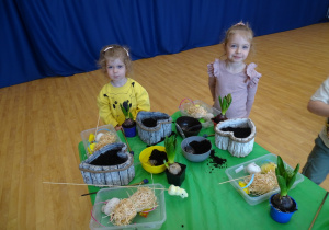 dzieci dekorują ozdoby