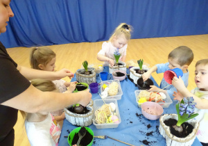 dzieci dekorują ozdoby