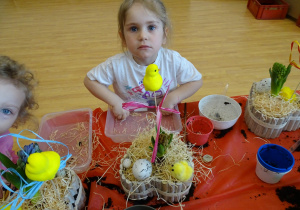 dzieci dekorują ozdoby
