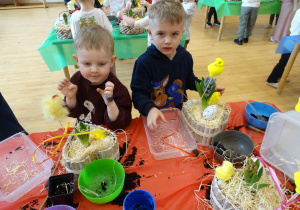 dzieci dekorują ozdoby