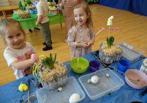 dzieci dekorują ozdoby