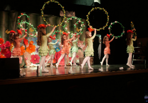 dziewczynki tańczą