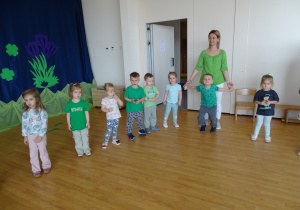 Dzieci stoją w kole