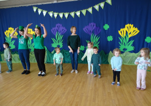 Dzieci obrazują tekst piosenki