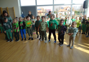 Dzieci i panie na sali