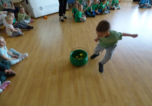 Chłopiec wrzuca złotą kulę