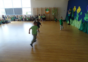 Dzieci zbierają złoto