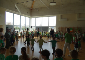 Dzieci tańczą