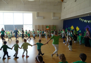 Dzieci tańczą w kole