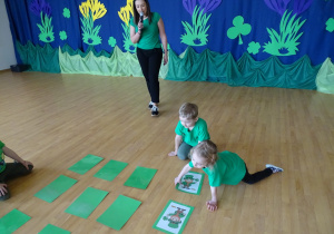 Dzieci grają w memory