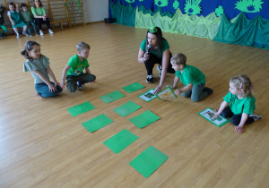 Dzieci odkrywają karty