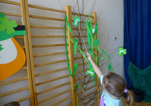 Dziewczynka wybiera zagadkę