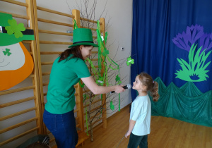 Dziewczynka odpowiada na zagadkę