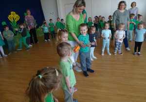 Dzieci podają skrzyneczkę