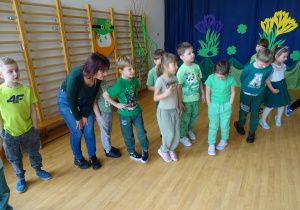 Dzieci w kole ze skrzynią