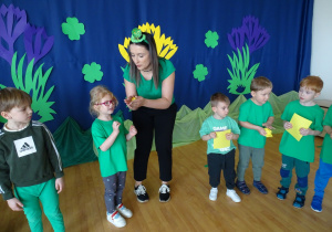 Dzieci robią kulki z papieru