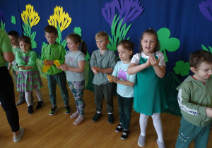 Dzieci robią złote kulki z papieru