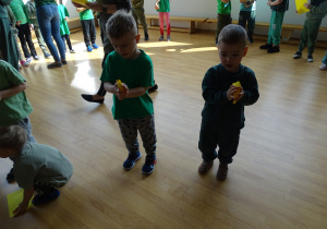 Chłopcy robią kulki