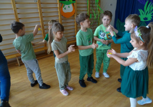 Dzieci robią kulki z papieru