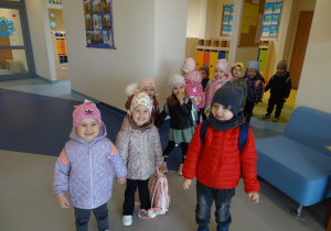 dzieci z plecakami wychodzą z przedszkola