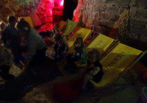 dzieci odpoczywają w grocie solnej