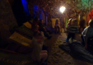 dzieci odpoczywają w grocie solnej