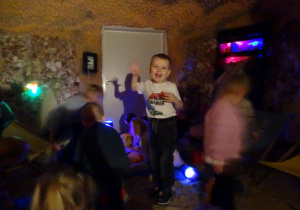 dzieci bawią się w grocie solnej