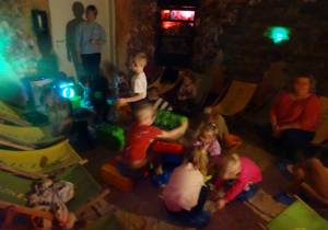 dzieci bawią się w grocie solnej