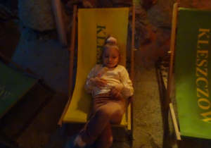 dziewczynka odpoczywa w grocie solnej