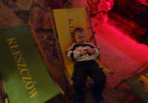 chłopiec odpoczywa w grocie solnej