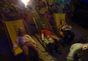 dzieci odpoczywają w grocie solnej