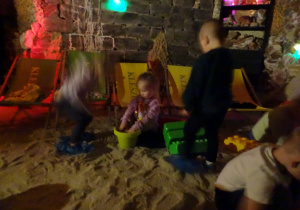 dzieci bawią się w grocie solnej