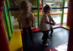 dziewczynki skaczą na trampolinie