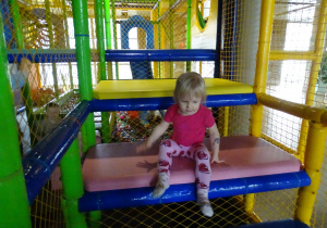 dziewczynka w figloraju