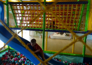 chłopiec wchodzi na zjeżdżalnię